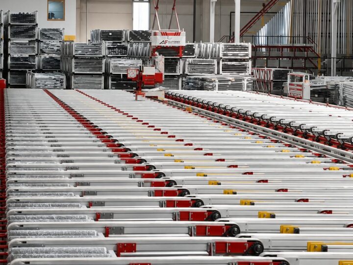 ALUFORMIX cooling tables, overhead crane and automatic basket stacking logistics